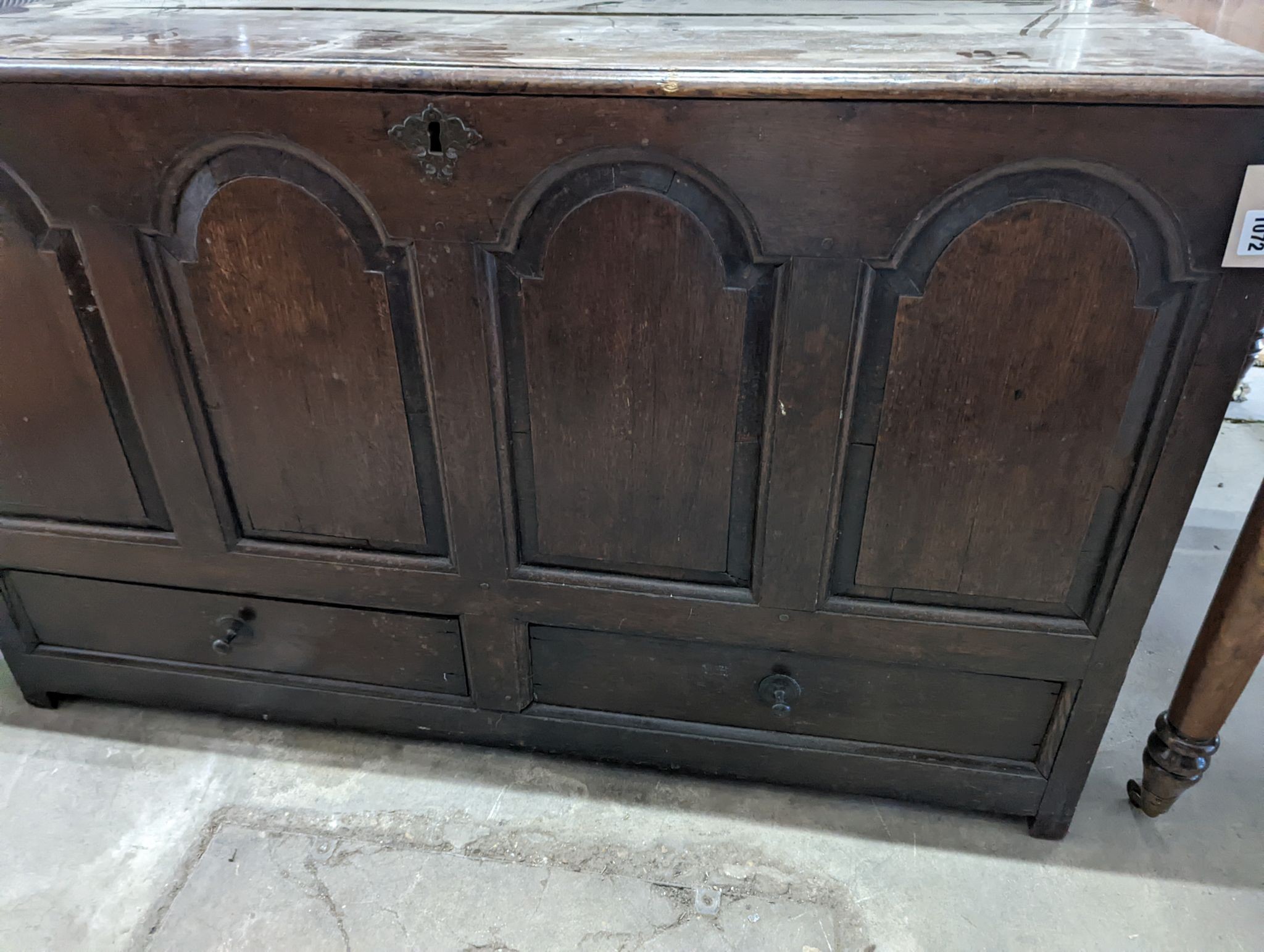 An 18th century oak mule chest, width 127cm, depth 48cm, height 77cm